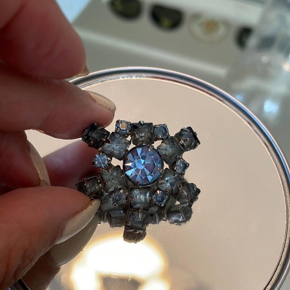 Vtg blue rhinestone brooch/pin